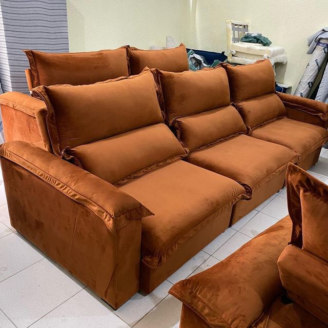 Sofá retrátil de veludo caramelo com encostos reclináveis