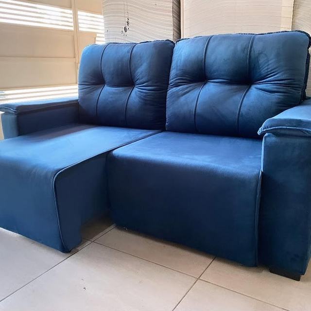 Sofá azul de veludo com chaise